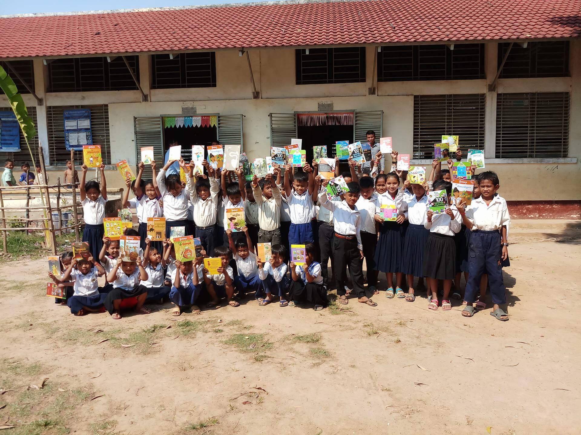 Bibliotheekje voor school in Phumthmey Village 